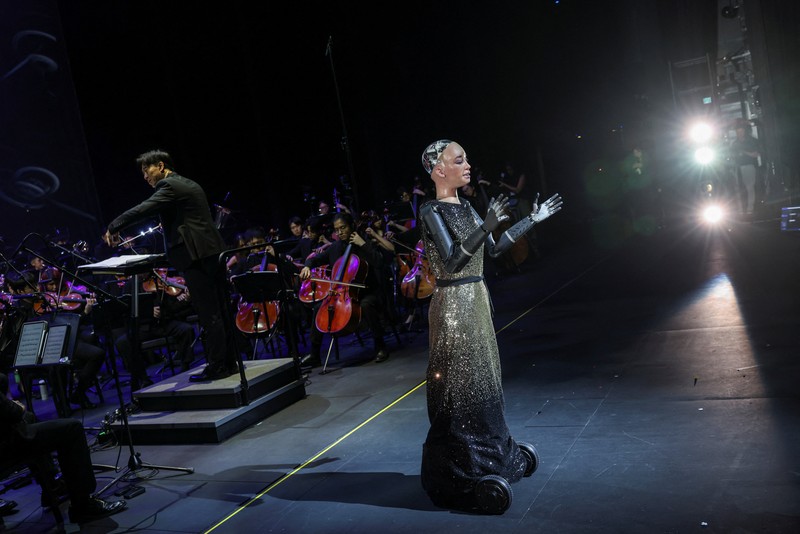 Robot humanoid Sophia tampil selama latihan bersama Orkestra Simfoni Universitas Baptis Hong Kong (HKBU) menjelang Konser Gala Tahunan 2026, di Hong Kong, Tiongkok, 29 April 2026. (REUTERS/Tyrone Siu)