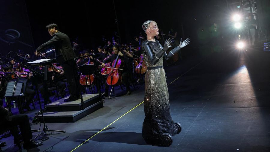 Robot humanoid Sophia tampil selama latihan bersama Orkestra Simfoni Universitas Baptis Hong Kong (HKBU) menjelang Konser Gala Tahunan 2026, di Hong Kong, Tiongkok, 29 April 2026.