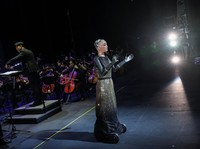 Robot humanoid Sophia tampil selama latihan bersama Orkestra Simfoni Universitas Baptis Hong Kong (HKBU) menjelang Konser Gala Tahunan 2026, di Hong Kong, Tiongkok, 29 April 2026. (REUTERS/Tyrone Siu)