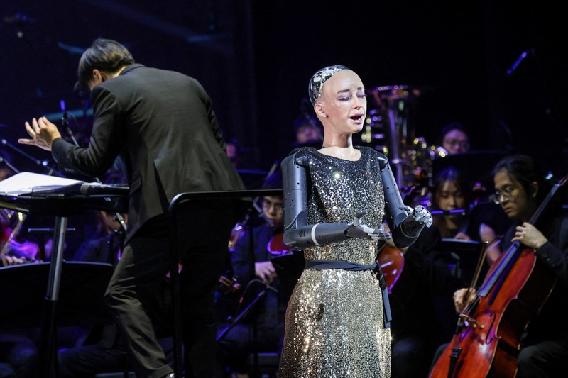 Robot humanoid Sophia tampil selama latihan bersama Orkestra Simfoni Universitas Baptis Hong Kong (HKBU) menjelang Konser Gala Tahunan 2026, di Hong Kong, Tiongkok, 29 April 2026. (REUTERS/Tyrone Siu)