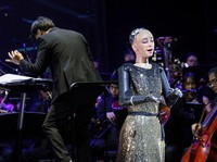 Robot humanoid Sophia tampil selama latihan bersama Orkestra Simfoni Universitas Baptis Hong Kong (HKBU) menjelang Konser Gala Tahunan 2026, di Hong Kong, Tiongkok, 29 April 2026. (REUTERS/Tyrone Siu)