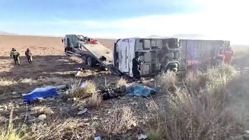 Sedikitnya sembilan orang tewas dan 22 lainnya luka-luka dalam kecelakaan bus di jalur internasional yang menghubungkan Chili dan kota Oruro, Bolivia, Rabu (29/4/2026). (Tangkapan Layar Video Reuters/RED BOLIVISION)