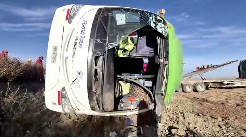 Sedikitnya sembilan orang tewas dan 22 lainnya luka-luka dalam kecelakaan bus di jalur internasional yang menghubungkan Chili dan kota Oruro, Bolivia, Rabu (29/4/2026). (Tangkapan Layar Video Reuters/RED BOLIVISION)