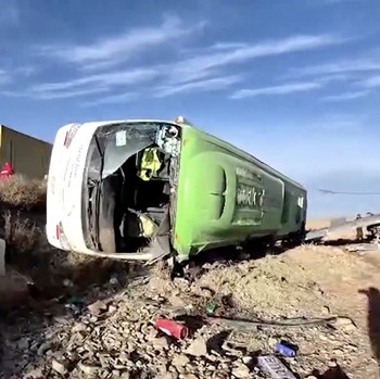 Sedikitnya sembilan orang tewas dan 22 lainnya luka-luka dalam kecelakaan bus di jalur internasional yang menghubungkan Chili dan kota Oruro, Bolivia, Rabu (29/4/2026). (Tangkapan Layar Video Reuters/RED BOLIVISION)