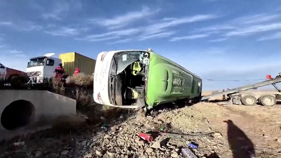 Sedikitnya sembilan orang tewas dan 22 lainnya luka-luka dalam kecelakaan bus di jalur internasional yang menghubungkan Chili dan kota Oruro, Bolivia, Rabu (29/4/2026). (Tangkapan Layar Video Reuters/RED BOLIVISION)