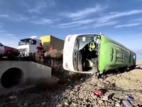 Sedikitnya sembilan orang tewas dan 22 lainnya luka-luka dalam kecelakaan bus di jalur internasional yang menghubungkan Chili dan kota Oruro, Bolivia, Rabu (29/4/2026). (Tangkapan Layar Video Reuters/RED BOLIVISION)