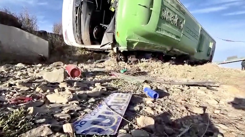 Sedikitnya sembilan orang tewas dan 22 lainnya luka-luka dalam kecelakaan bus di jalur internasional yang menghubungkan Chili dan kota Oruro, Bolivia, Rabu (29/4/2026). (Tangkapan Layar Video Reuters/RED BOLIVISION)