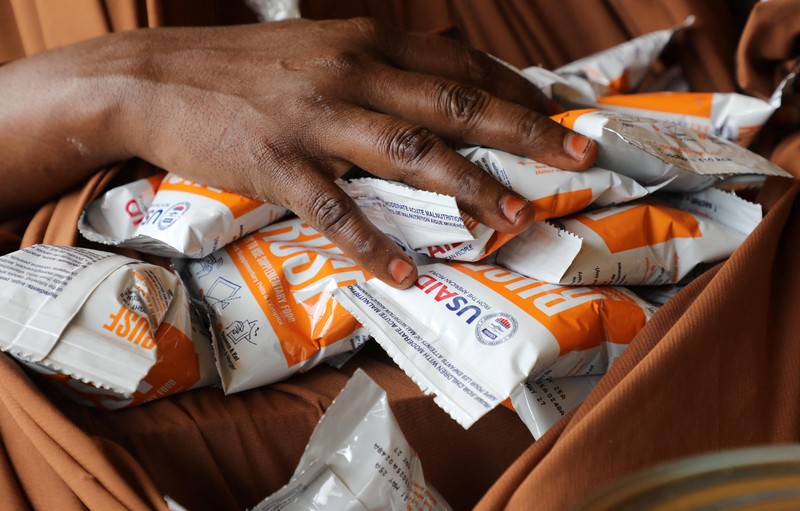 Seorang perempuan Somalia yang mengungsi di dalam negeri memberi makan anaknya yang kekurangan gizi di rumah sakit Daynile karena kekurangan makanan terapeutik yang menyelamatkan nyawa akibat gangguan pengiriman karena perang Iran telah memaksa klinik-klinik yang merawat anak-anak yang sangat kekurangan gizi untuk menolak pasien dan membatasi persediaan di Somalia yang dilanda kekeringan, di distrik Daynile, Mogadishu, Somalia, 20 April 2026. (REUTERS/Feisal Omar)