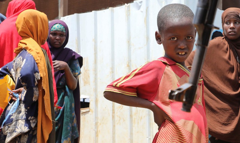 Seorang perempuan Somalia yang mengungsi di dalam negeri memberi makan anaknya yang kekurangan gizi di rumah sakit Daynile karena kekurangan makanan terapeutik yang menyelamatkan nyawa akibat gangguan pengiriman karena perang Iran telah memaksa klinik-klinik yang merawat anak-anak yang sangat kekurangan gizi untuk menolak pasien dan membatasi persediaan di Somalia yang dilanda kekeringan, di distrik Daynile, Mogadishu, Somalia, 20 April 2026. (REUTERS/Feisal Omar)