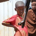 Seorang petugas keamanan berjaga saat Wakil Sekretaris Jenderal Perserikatan Bangsa-Bangsa (PBB) untuk Urusan Kemanusiaan dan Koordinator Bantuan Darurat, Tom Fletcher (tidak ada dalam gambar), mengunjungi kamp pengungsi internal Somalia. Kekurangan
