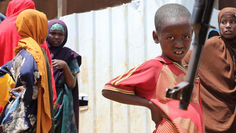 Seorang petugas keamanan berjaga saat Wakil Sekretaris Jenderal Perserikatan Bangsa-Bangsa (PBB) untuk Urusan Kemanusiaan dan Koordinator Bantuan Darurat, Tom Fletcher (tidak ada dalam gambar), mengunjungi kamp pengungsi internal Somalia. Kekurangan makanan terapeutik yang menyelamatkan jiwa akibat gangguan pengiriman karena perang Iran telah memaksa klinik yang merawat anak-anak yang kekurangan gizi parah untuk menolak pasien dan membatasi persediaan di Somalia yang dilanda kekeringan, di Baidoa, Somalia, 29 April 2026.