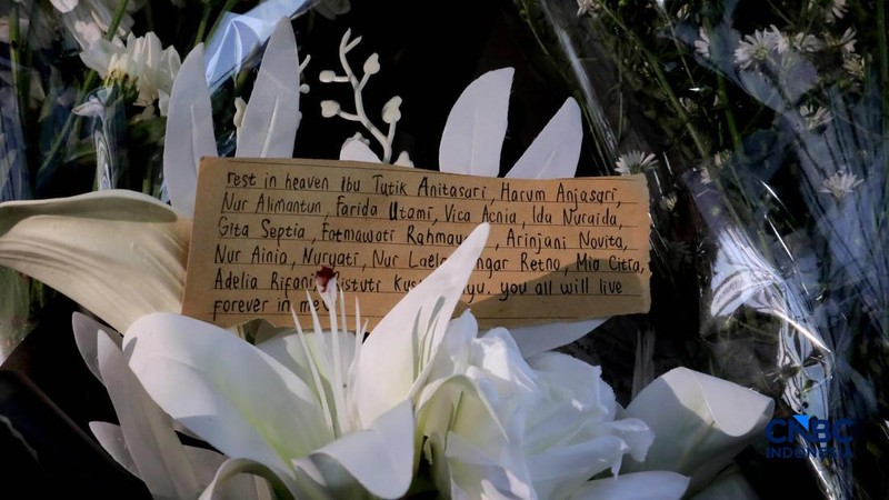 Suasana duka masih meneyelimuti Stasiun Bekasi Timur di Bekasi, Jawa Barat, Kamis (30/4/2026). (CNBC Indonesia/Muhammad Sabki)