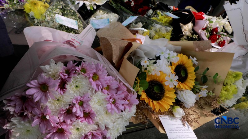 Suasana duka masih meneyelimuti Stasiun Bekasi Timur di Bekasi, Jawa Barat, Kamis (30/4/2026). (CNBC Indonesia/Muhammad Sabki)