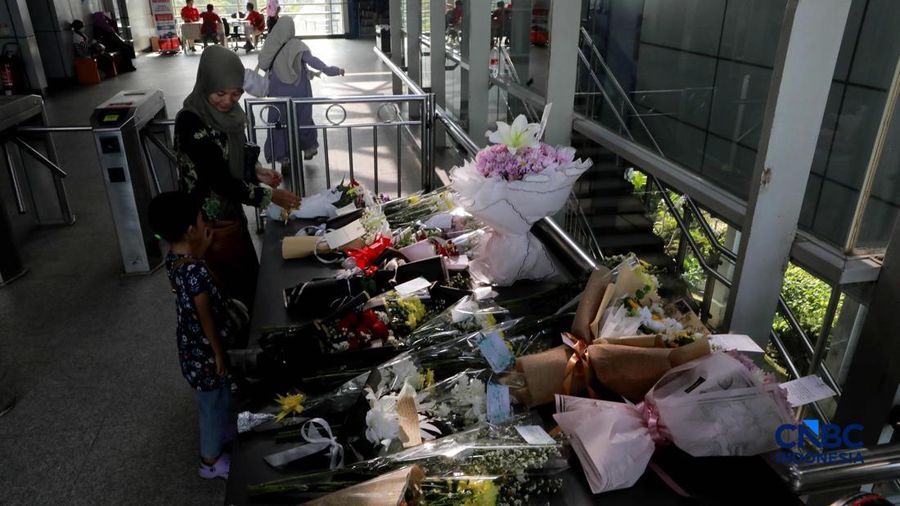 Suasana duka masih meneyelimuti Stasiun Bekasi Timur di Bekasi, Jawa Barat, Kamis (30/4/2026). (CNBC Indonesia/Muhammad Sabki)