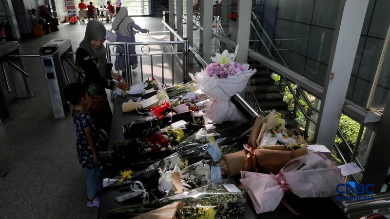 Suasana duka masih meneyelimuti Stasiun Bekasi Timur di Bekasi, Jawa Barat, Kamis (30/4/2026). (CNBC Indonesia/Muhammad Sabki)