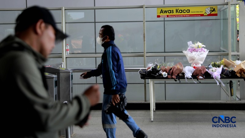 Suasana duka masih meneyelimuti Stasiun Bekasi Timur di Bekasi, Jawa Barat, Kamis (30/4/2026). (CNBC Indonesia/Muhammad Sabki)