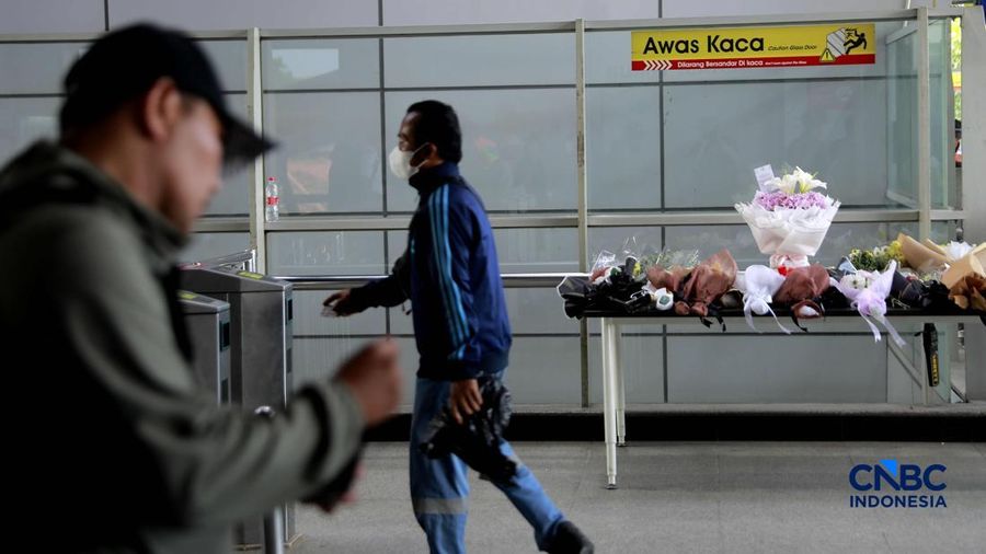 Suasana duka masih meneyelimuti Stasiun Bekasi Timur di Bekasi, Jawa Barat, Kamis (30/4/2026). (CNBC Indonesia/Muhammad Sabki)