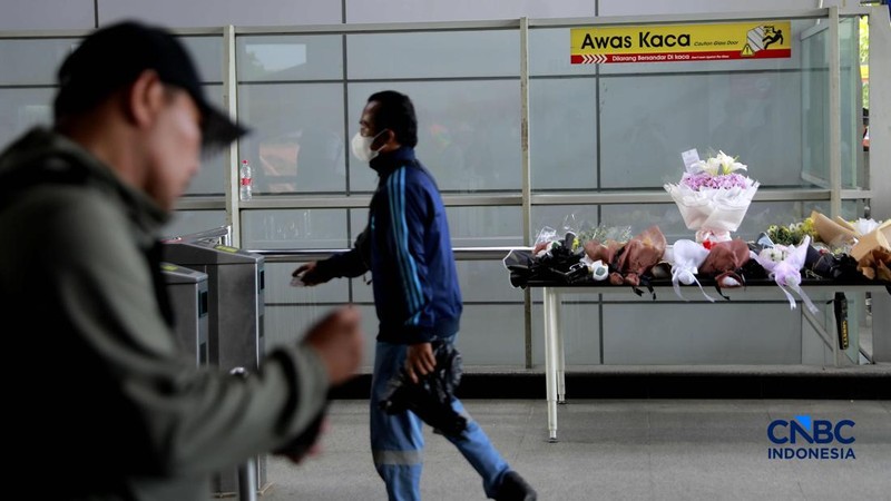 Suasana duka masih meneyelimuti Stasiun Bekasi Timur di Bekasi, Jawa Barat, Kamis (30/4/2026). (CNBC Indonesia/Muhammad Sabki)