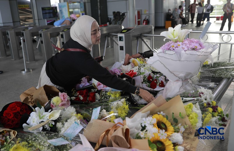 Suasana duka masih meneyelimuti Stasiun Bekasi Timur di Bekasi, Jawa Barat, Kamis (30/4/2026). (CNBC Indonesia/Muhammad Sabki)