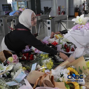 Suasana duka masih meneyelimuti Stasiun Bekasi Timur di Bekasi, Jawa Barat, Kamis (30/4/2026). (CNBC Indonesia/Muhammad Sabki)