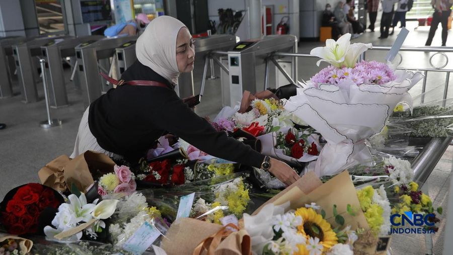 Suasana duka masih meneyelimuti Stasiun Bekasi Timur di Bekasi, Jawa Barat, Kamis (30/4/2026). (CNBC Indonesia/Muhammad Sabki)