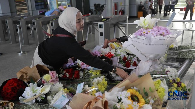 Haru! Penampakan Warga Lepas Duka dengan Bunga di Stasiun Bekasi Timur