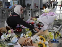 Suasana duka masih meneyelimuti Stasiun Bekasi Timur di Bekasi, Jawa Barat, Kamis (30/4/2026). (CNBC Indonesia/Muhammad Sabki)