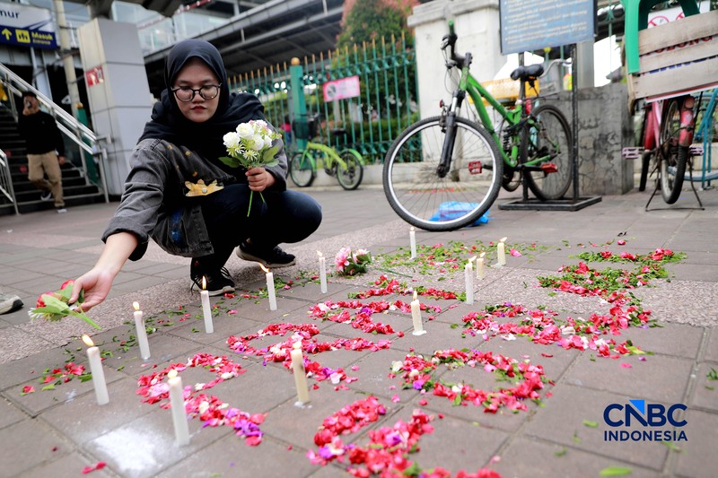 Suasana duka masih meneyelimuti Stasiun Bekasi Timur di Bekasi, Jawa Barat, Kamis (30/4/2026). (CNBC Indonesia/Muhammad Sabki)