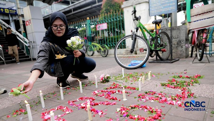Suasana duka masih meneyelimuti Stasiun Bekasi Timur di Bekasi, Jawa Barat, Kamis (30/4/2026). (CNBC Indonesia/Muhammad Sabki)