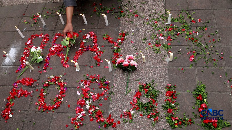 Suasana duka masih meneyelimuti Stasiun Bekasi Timur di Bekasi, Jawa Barat, Kamis (30/4/2026). (CNBC Indonesia/Muhammad Sabki)