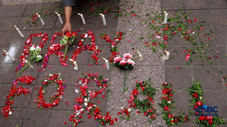 Suasana duka masih meneyelimuti Stasiun Bekasi Timur di Bekasi, Jawa Barat, Kamis (30/4/2026). (CNBC Indonesia/Muhammad Sabki)