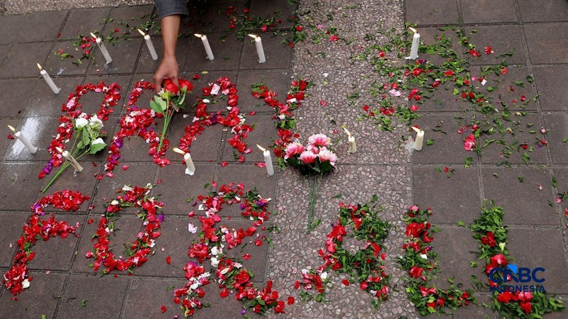 Suasana duka masih meneyelimuti Stasiun Bekasi Timur di Bekasi, Jawa Barat, Kamis (30/4/2026). (CNBC Indonesia/Muhammad Sabki)