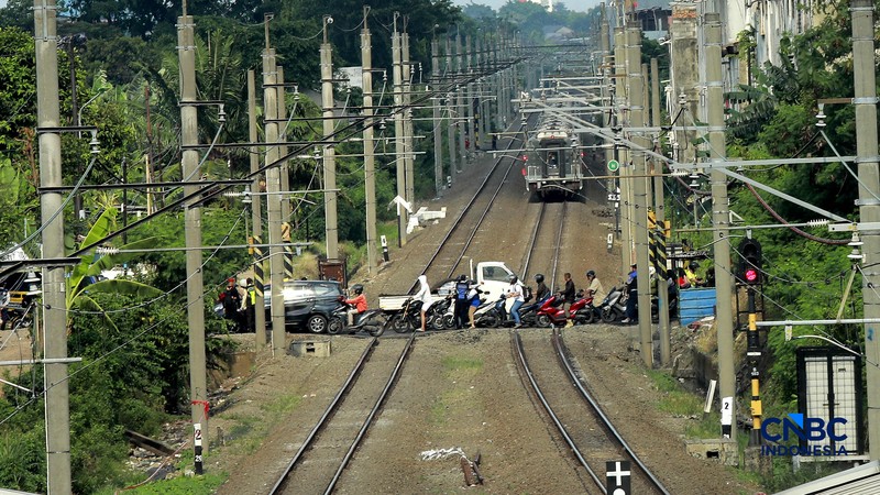 Suasana perlintasan sebidang di Jalan Ampera, Bekasi, Jawa Barat, Kamis (30/4/2026). (CNBC Indonesia/Muhammad Sabki)