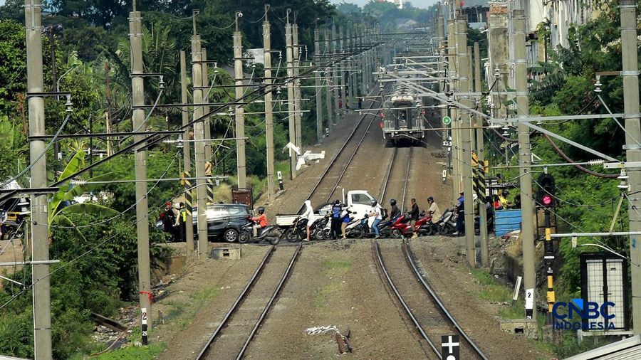 Suasana perlintasan sebidang di Jalan Ampera, Bekasi, Jawa Barat, Kamis (30/4/2026). (CNBC Indonesia/Muhammad Sabki)