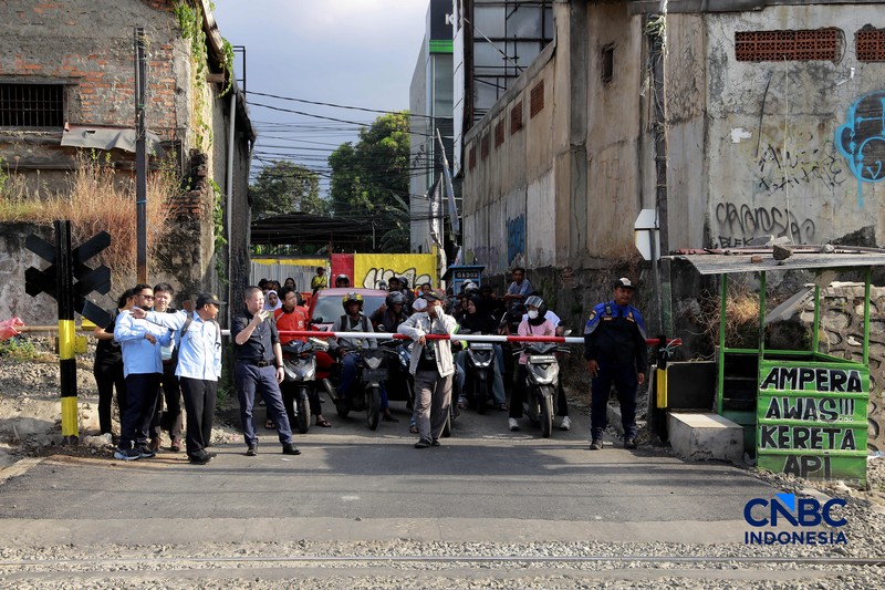 Suasana perlintasan sebidang di Jalan Ampera, Bekasi, Jawa Barat, Kamis (30/4/2026). (CNBC Indonesia/Muhammad Sabki)
