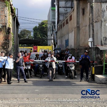 Suasana perlintasan sebidang di Jalan Ampera, Bekasi, Jawa Barat, Kamis (30/4/2026). (CNBC Indonesia/Muhammad Sabki)