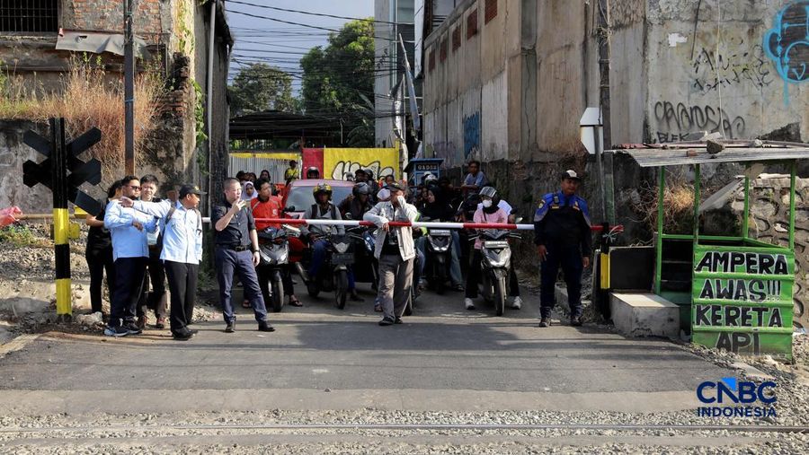 Suasana perlintasan sebidang di Jalan Ampera, Bekasi, Jawa Barat, Kamis (30/4/2026). (CNBC Indonesia/Muhammad Sabki)