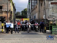 Suasana perlintasan sebidang di Jalan Ampera, Bekasi, Jawa Barat, Kamis (30/4/2026). (CNBC Indonesia/Muhammad Sabki)
