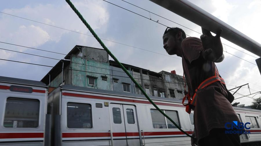 Suasana perlintasan sebidang di Jalan Ampera, Bekasi, Jawa Barat, Kamis (30/4/2026). (CNBC Indonesia/Muhammad Sabki)