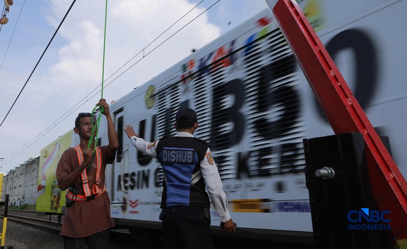 Suasana perlintasan sebidang di Jalan Ampera, Bekasi, Jawa Barat, Kamis (30/4/2026). (CNBC Indonesia/Muhammad Sabki)