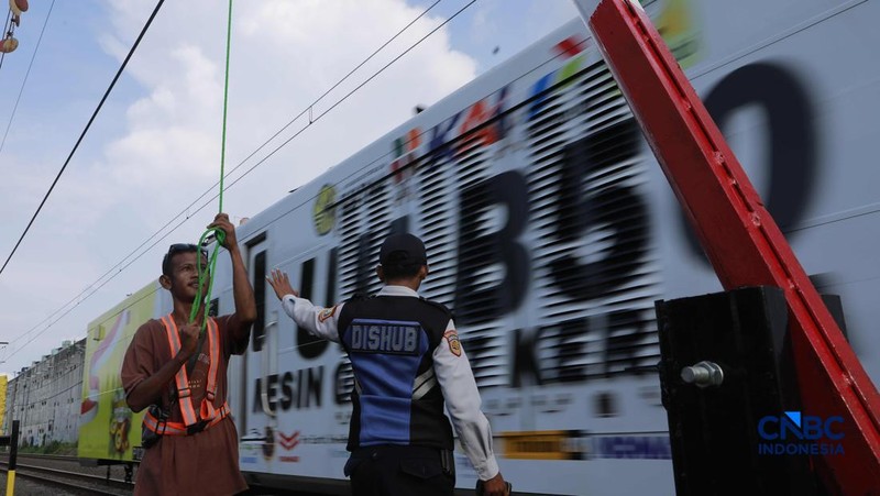 Suasana perlintasan sebidang di Jalan Ampera, Bekasi, Jawa Barat, Kamis (30/4/2026). (CNBC Indonesia/Muhammad Sabki)