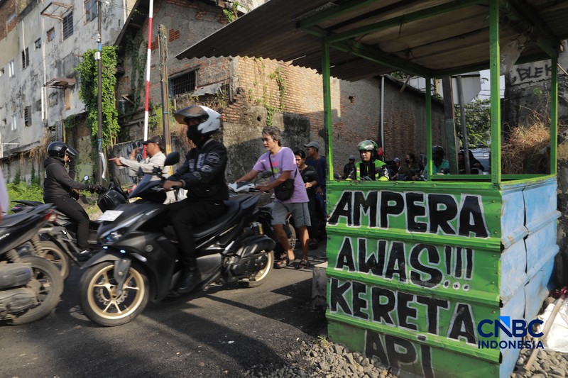 Suasana perlintasan sebidang di Jalan Ampera, Bekasi, Jawa Barat, Kamis (30/4/2026). (CNBC Indonesia/Muhammad Sabki)
