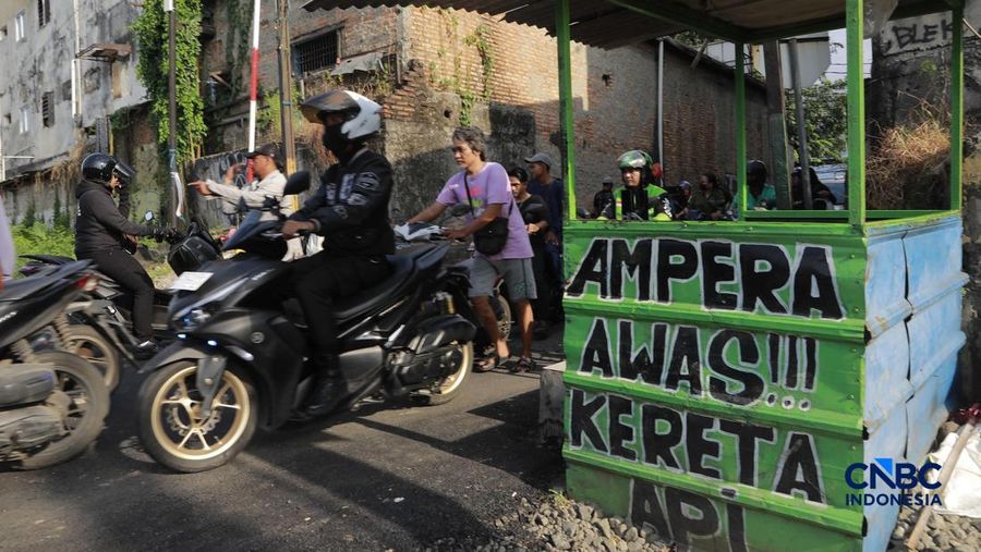 Suasana perlintasan sebidang di Jalan Ampera, Bekasi, Jawa Barat, Kamis (30/4/2026). (CNBC Indonesia/Muhammad Sabki)