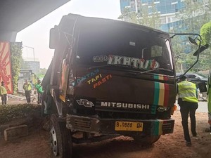 Truk Rem Blong Meluncur di Flyover Slipi hingga Tabrak Beton Busway