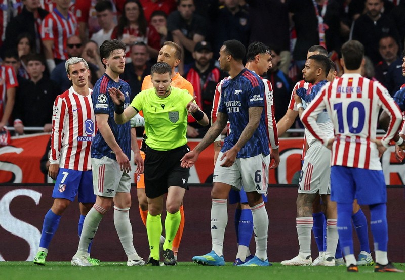 Declan Rice dari Arsenal terlihat usai pertandingan melawan Atletico Madrid pada leg pertama semifinal Liga Champions UEFA di Riyadh Air Metropolitano, Rabu (29/4/2026). (REUTERS/Violeta Santos Moura)