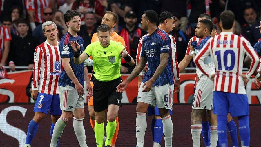 Wasit Danny Makkelie membatalkan keputusan penalti untuk Arsenal setelah tinjauan VAR dalam laga melawan Atletico Madrid pada leg pertama semifinal Liga Champions UEFA di Riyadh Air Metropolitano, Rabu (29/4/2026).