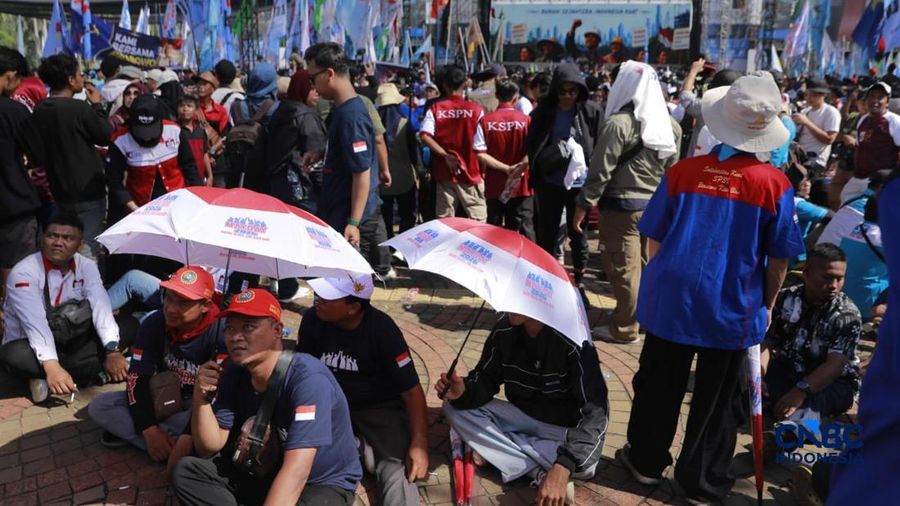 Buruh menyaksikan pidato Presiden RI Prabowo Subianto dalam peringatan Hari Buruh Internasional (May Day) di Jakarta, Jumat (1/5/2026). (CNBC Indonesia/Muhammad Sabki)