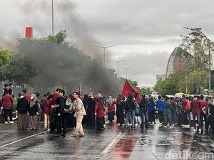 Massa Demo Hari Buruh Blokade Jalan AP Pettarani-Alauddin Makassar Sore Ini
