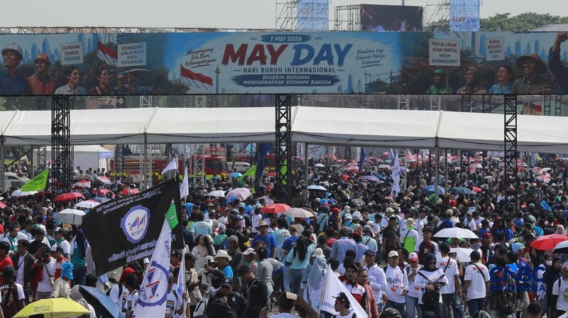Ribuan buruh memadati Monumen Nasional (Monas) dalam peringatan Hari Buruh Internasional (May Day) di Jakarta, Jumat (1/5/2026). (CNBC Indonesia/Muhammad Sabki)