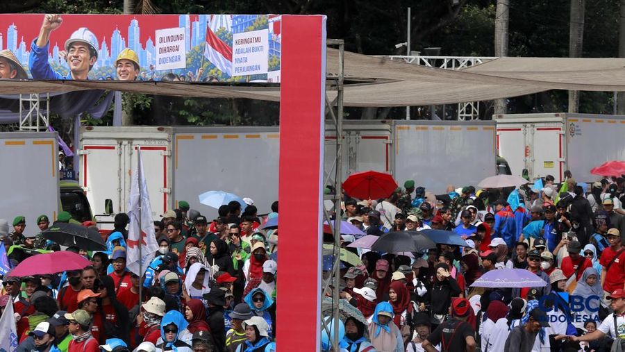 Ribuan buruh memadati Monumen Nasional (Monas) dalam peringatan Hari Buruh Internasional (May Day) di Jakarta, Jumat (1/5/2026). (CNBC Indonesia/Muhammad Sabki)